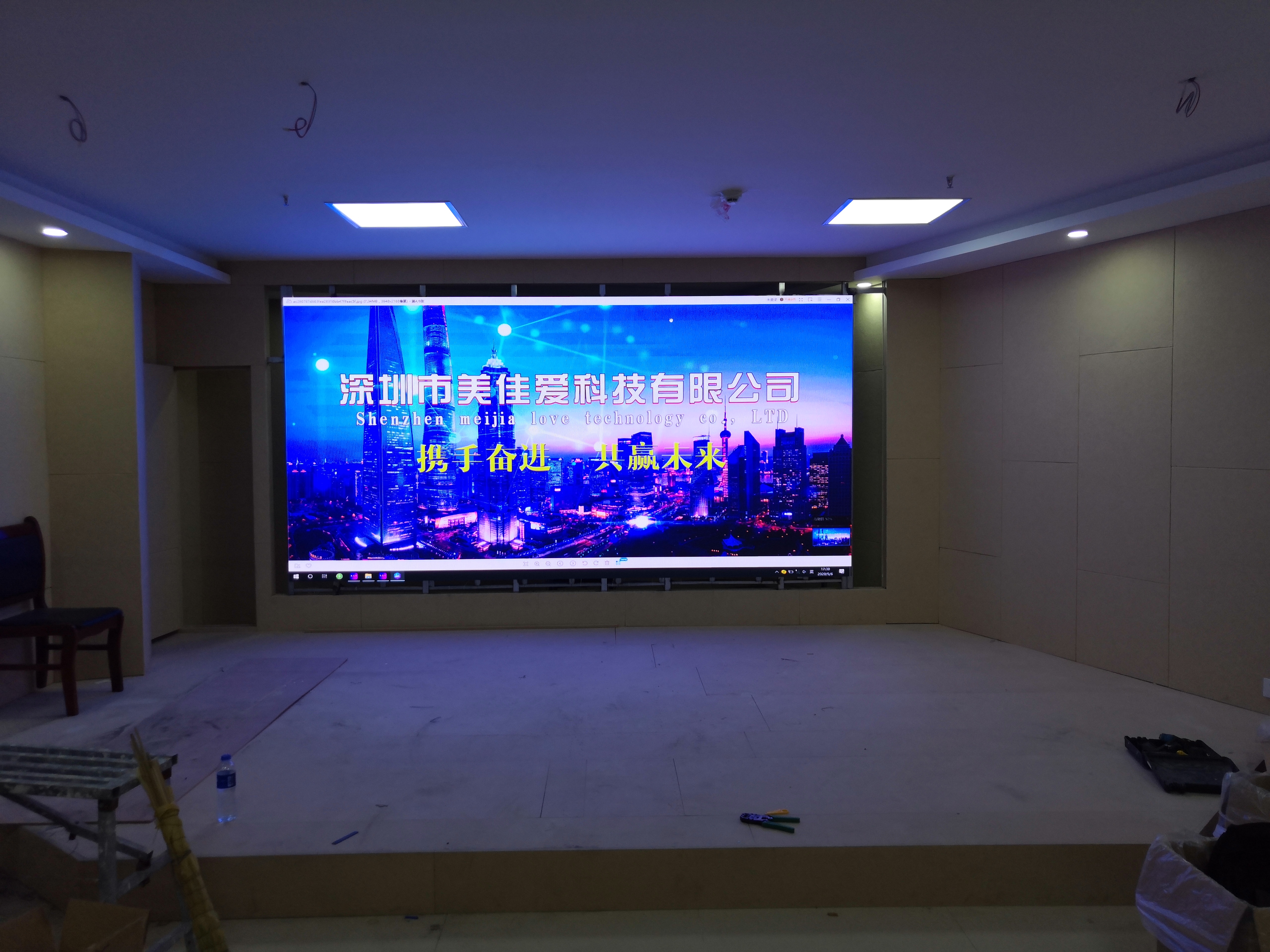 室內(nèi)全彩P2.5LED顯示屏-焊接壁掛支架-青海火車(chē)站